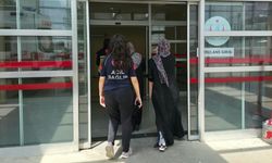 Motosiklet yayalara çarparak iki kişiyi yaraladı