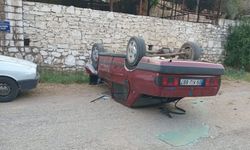 Motosiklete çarpmamak için manevra yapan otomobil ters döndü