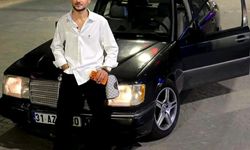 Motosikletin sürücüsü dönüş yapan otomobile çarparak can verdi