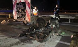 Motosikletli sürücü otoyolda römorka çarparak hayatını kaybetti