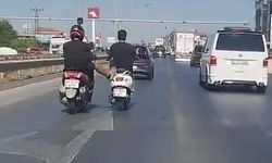 Motosikletli sürücü, trafikteki diğer motosikleti ayağıyla itti