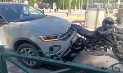 Motosikletliye yayalara yol verirken otomobil çarptı