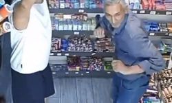 Müzik Eşliğinde Dans Eden Müşteri ve Esnafın Renkli Anları