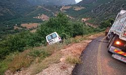 Osmaniye'de yağış sonrası yoldan çıkan araç uçurum kenarında durdu