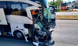Otobüsün çarptığı kamyonet sürücüsü hayatını kaybetti, 15 yaralı
