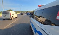 Otomobil alev aldı, zeytinlikler kurtarıldı