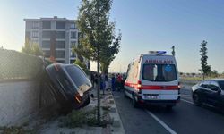 Otomobil Kaldırımı Aşarak Duvarda Yan Yattı