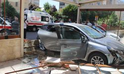 Otomobil kaza yaptı, fırına girdi