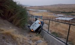 Otomobil kontrolden çıktı, şarampole devrildi