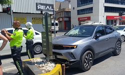 Otomobil Refüje Çarptı, Sürücü Yaralandı