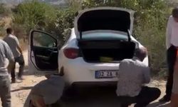 Otomobil şarampole devrildi, sürücüler halatla kurtardı