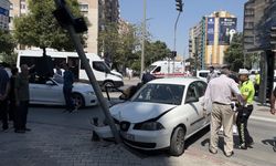 Otomobil ve kamyonetin çarpıştığı kazada 6 kişi yaralandı