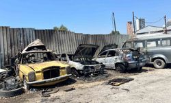 Otomobil yangını park halindeki araçları yaktı: 4 araç hasar gördü