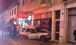 Otomobil zincir markete daldı, o anlar kamerada