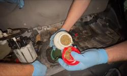 Otomobildeki gizli bölmede 6,5 kilo esrar bulundu