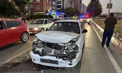 Otomobile arkadan çarpan sürücü 3 kişiyi yaraladı