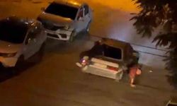 Otomobilin Bagajında Oturan Genç Yere Düştü, Son Anda Kurtuldu
