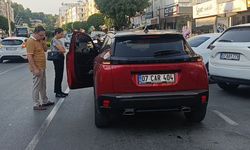 Otomobilin kapısını açan sürücüye çarpan motosikletli kadın yaralandı