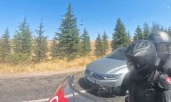 Otomobilin motosikleti tehlikeli şekilde sağdan geçişi kask kamerasında