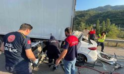Otomobilin tıra arkadan çarpması sonucu sürücü hayatını kaybetti