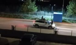 Otomobilin Üstünde Tehlikeli Yolculuk: İki Kadın Kamerada