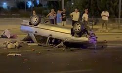 Park halindeki araca çarpan otomobil devrildi: 5 yaralı