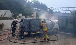 Payas'ta park halindeki minibüs yanarak kül oldu