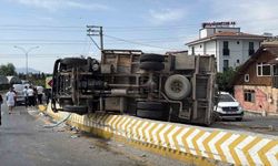 Rampadan inen kamyon bariyere çarparak devrildi
