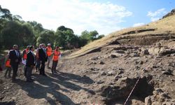 Rektör Hacımüftüoğlu, Parmaksız Kale Höyük'teki Kazı Çalışmalarını İnceledi