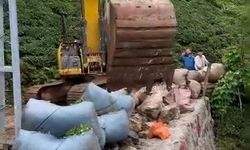 Rize'de çay taşıma için iş makinesi kullanıldı