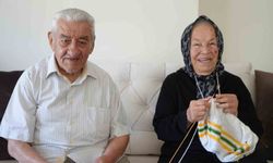 Rüya gerçeğe dönüştü, 58 yıldır çocuklar için örüyor: 72 yıllık eşi ona destek oluyor