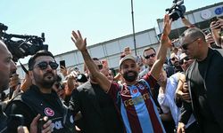 Papara Park’ta Salah Coşkusu! Trabzonspor’un Dünya Yıldızı Taraftarın Önünde İmzayı Attı