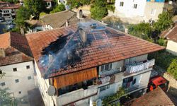 Safranbolu'da 3 katlı evin çatısında yangın alarmı