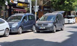 Şair Fuzuli Caddesi'nde çift sıra park sorunu sürüyor