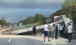 Sakarya'da kum yüklü tır devrildi, trafik durma noktasına geldi