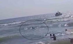 Samandağ'da deniz uyarısına rağmen dalgalara kapılan 3 kişiden biri boğuldu