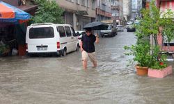 Samsun'da sağanak yağış felç etti: Canik'te yollar göle döndü