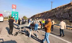 Şanlıurfa'da otomobil bariyerlere çarptı: 1 kişi hayatını kaybetti, 1 kişi yaralı