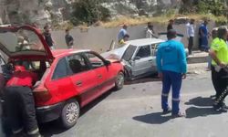 Şanlıurfa'da Otomobiller Kafa Kafaya Çarpıştı: 3 Yaralı