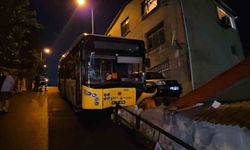 Sarıyer'de İETT otobüsü bariyere çarptı, evlerin önünde durdu