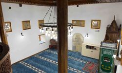 Şavşat'taki tarihi cami Osmanlı hatlarıyla süslendi
