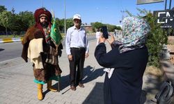 Selçuklu kıyafetiyle Ahlat'a gelen vatandaş, Cumhurbaşkanı Erdoğan'ı uzaktan selamladı