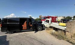 Serik'te VIP minibüs ve kamyonet çarpıştı: 1 yaralı