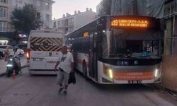 Servis aracının hatalı parkı trafiği felç etti