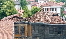 Şiddetli yağmur tarihi binanın çatısını çökertebilir
