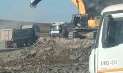 Siirt'te demir yolu inşaatında iş makinesi alev aldı