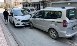 Siirt'te hafif ticari araçlar çarpıştı: 1 kişi yaralandı