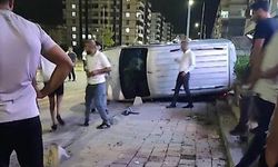 Siirt'te kontrolden çıkan otomobil kaldırıma devrildi