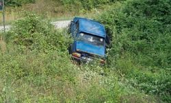 Sinop'ta otomobil şarampole devrildi: İki kişi yaralandı
