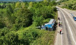 Sinop'ta un yüklü tır devrildi: 3 kişi yaralandı